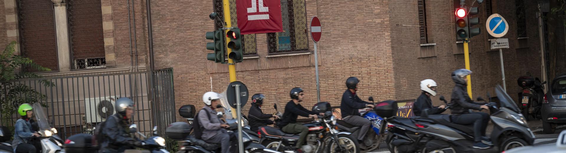 一群骑摩托车的人在罗马神庙附近的意大利街道上.